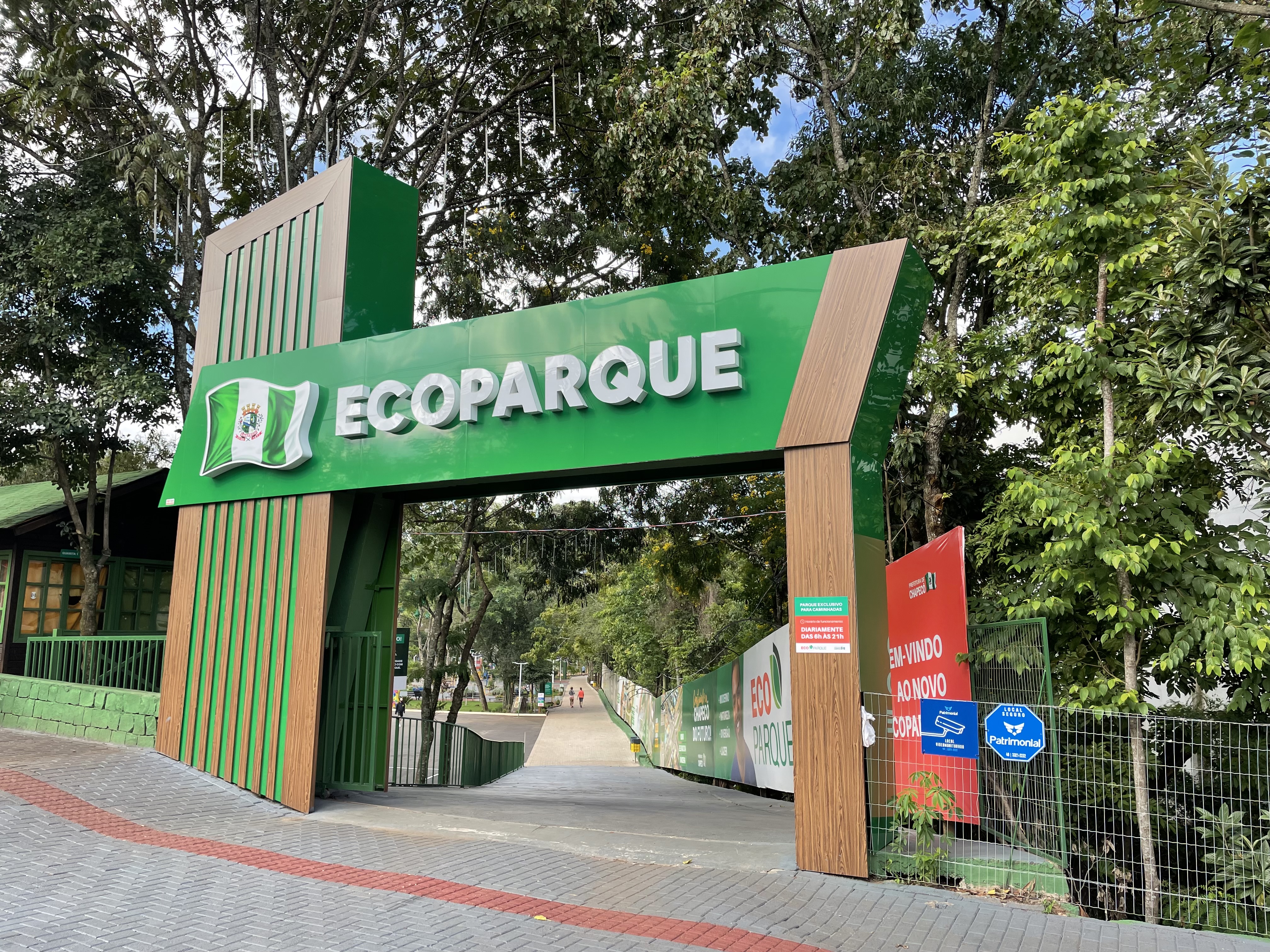 Lago, chafariz e área verde do Ecoparque de Chapecó