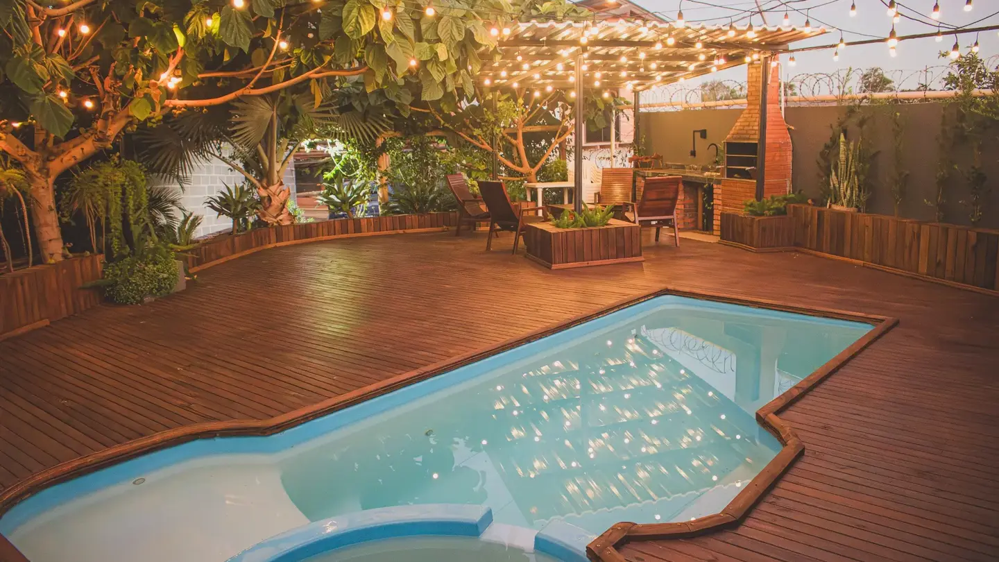 Piscina e deck privativos da Cabana Raízes iluminados ao entardecer
