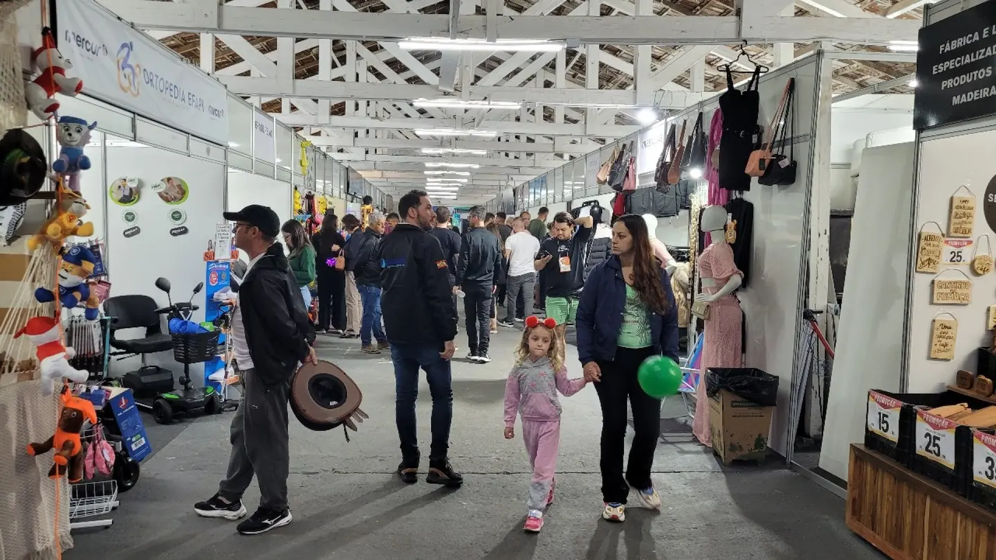 Famílias e visitantes circulando entre estandes da EFAPI do Brasil 2025