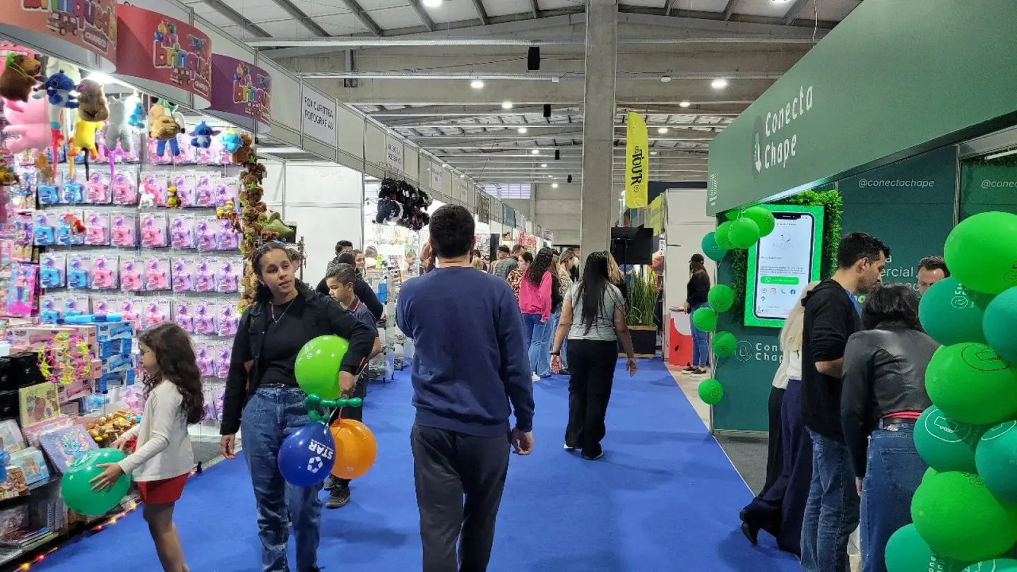 Visitantes circulando entre estandes de uma grande feira no Parque da EFAPI