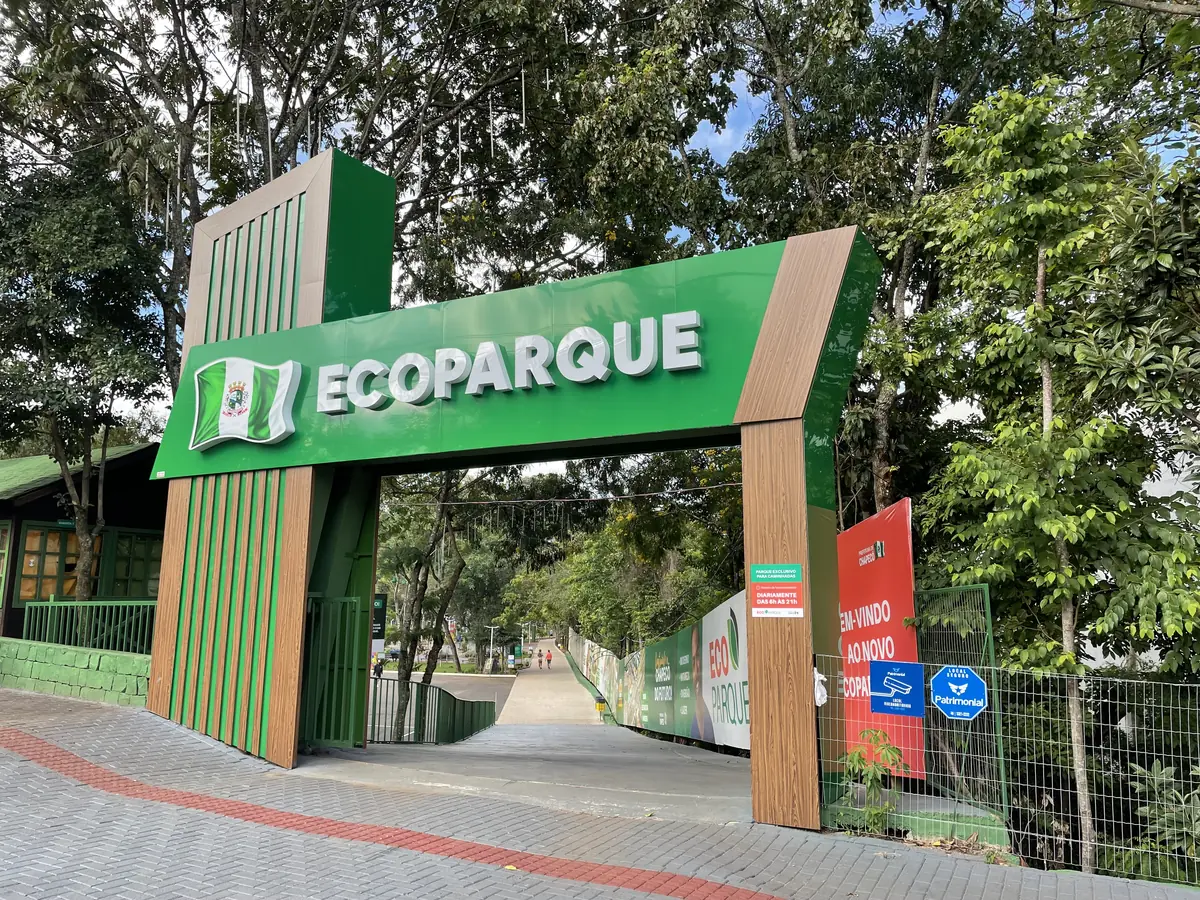 Lago, chafariz e área verde do Ecoparque de Chapecó