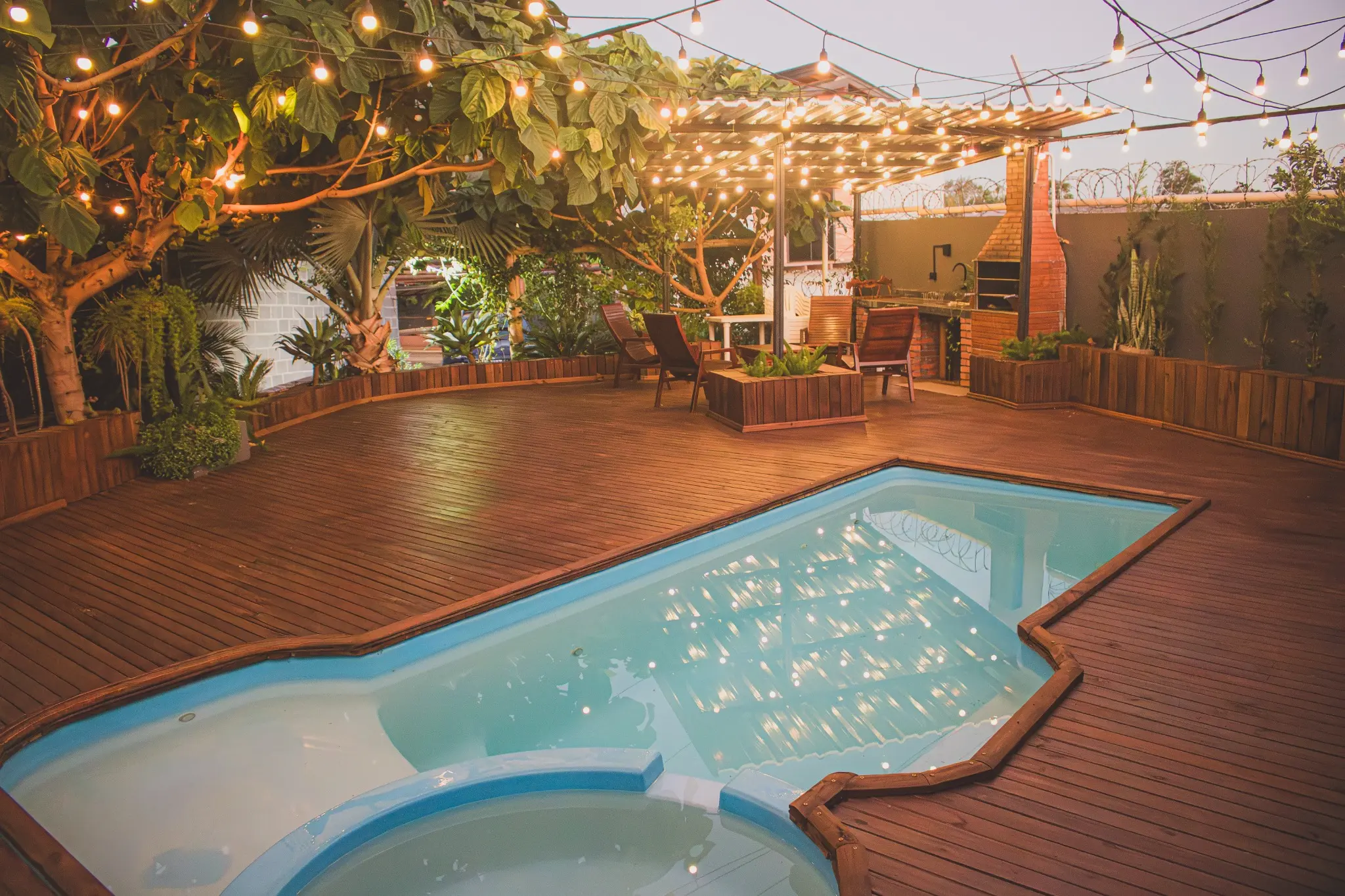 Piscina, deck e área externa da Cabana Raízes